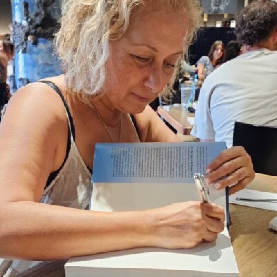 Manijeh-Signing-Book